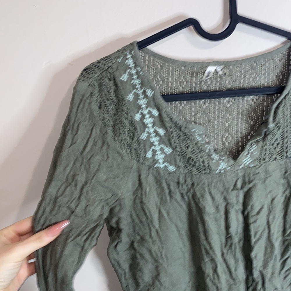🌵Army Green lace detailed flowy long sleeved top!